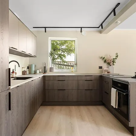 Northstay - Urban Retreat - Free Parking, Brand New & Modern Tromsø