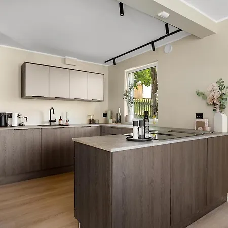 Daire Northstay - Urban Retreat - Free Parking, Brand New & Modern Tromsø