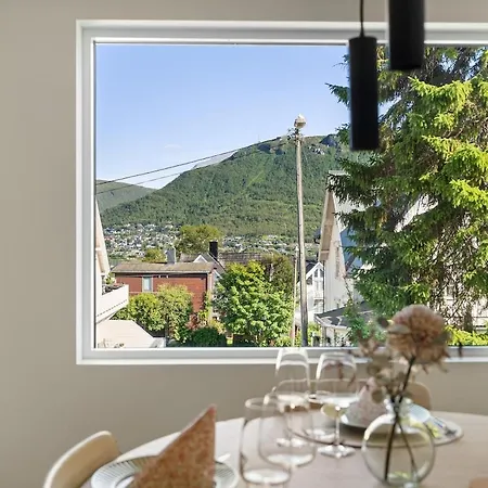 Daire Northstay - Urban Retreat - Free Parking, Brand New & Modern Tromsø