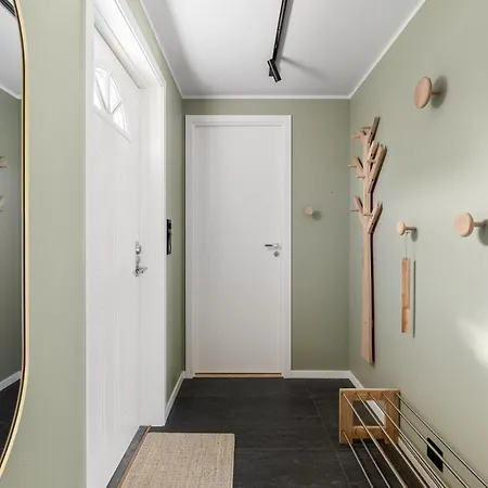 Daire Northstay - Urban Retreat - Free Parking, Brand New & Modern Tromsø